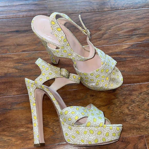 Red VALENTINO Daisy Print Platform Sandals - Picture 3 of 8